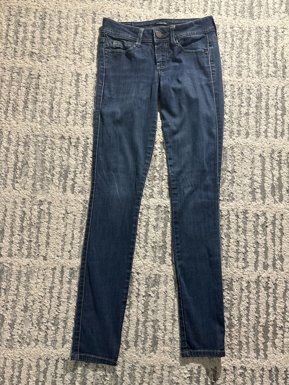 Bebe sexy flattering dark wash blue skinny jeans jeggings size 26
